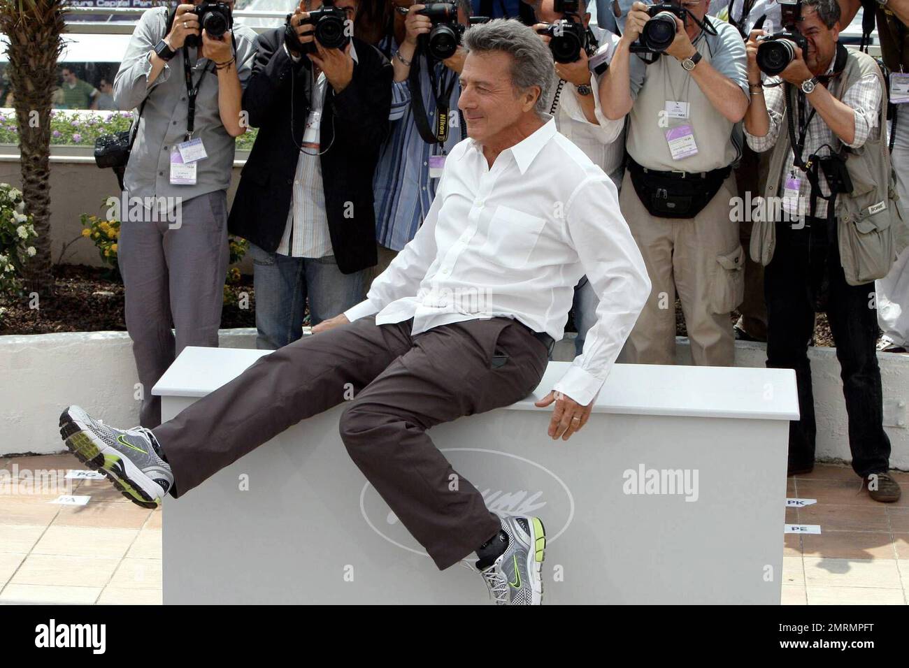 Dustin Hoffman strikes a few poses for the cameras and at one point ...
