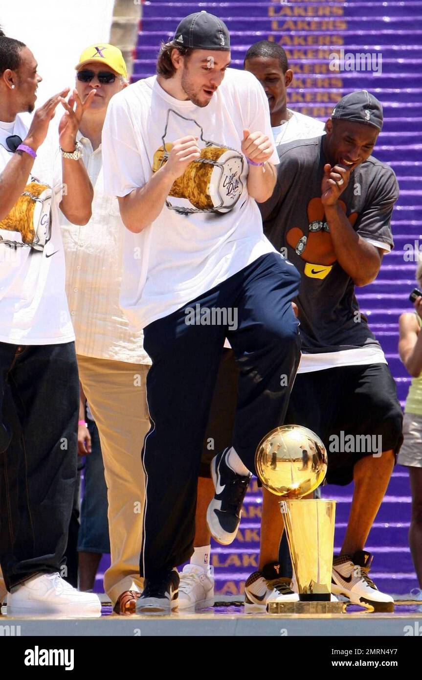MAVRIXONLINE.COM The Los Angeles Lakers celebrate their NBA Championship with a parade across downtown Los Angeles and ending at the Los Angeles Memorial Coliseum in front of 95,000 fans. Los Angeles, CA. 06/17/2009. Fees must be agreed for image use.  Byline, credit, TV usage, web usage or linkback must read MAVRIXONLINE.COM.  Failure to byline correctly will incur double the agreed fee.  Tel: 305 542 9275 or 954 698 6777. Stock Photo