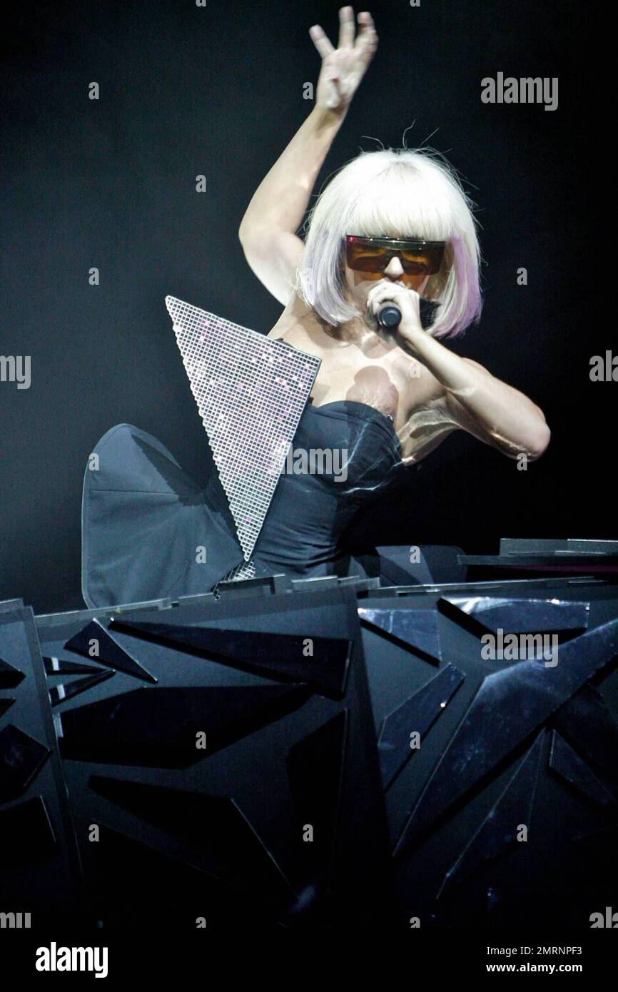 Lady gaga performs sold out crowd hi-res stock photography and images -  Alamy