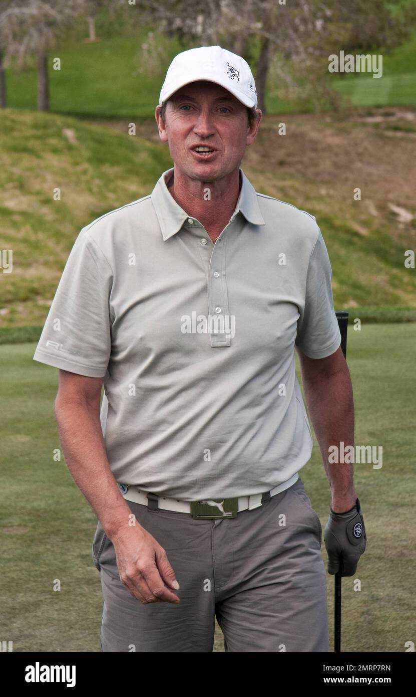 Gretzky at golf outing  Wayne gretzky, Golf outing, Wayne