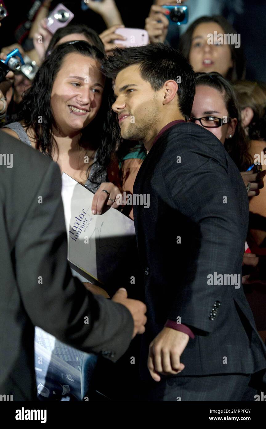 USA, CANADA, LATIN AMERICA AND GREECE ONLY - Taylor Lautner stops and signs autographs as he arrives for the 'Sin Salida' (Abduction) Premiere held at Kinepolis Cinema. Madrid, Spain. 29th September 2011. Stock Photo