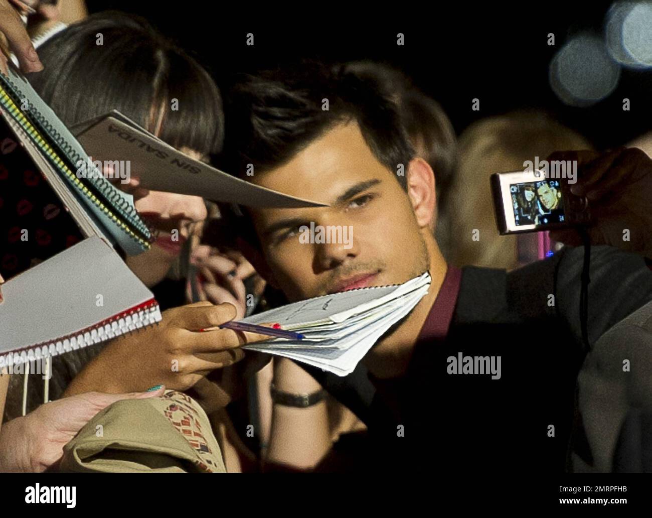 USA, CANADA, LATIN AMERICA AND GREECE ONLY - Taylor Lautner stops and signs autographs as he arrives for the 'Sin Salida' (Abduction) Premiere held at Kinepolis Cinema. Madrid, Spain. 29th September 2011. Stock Photo