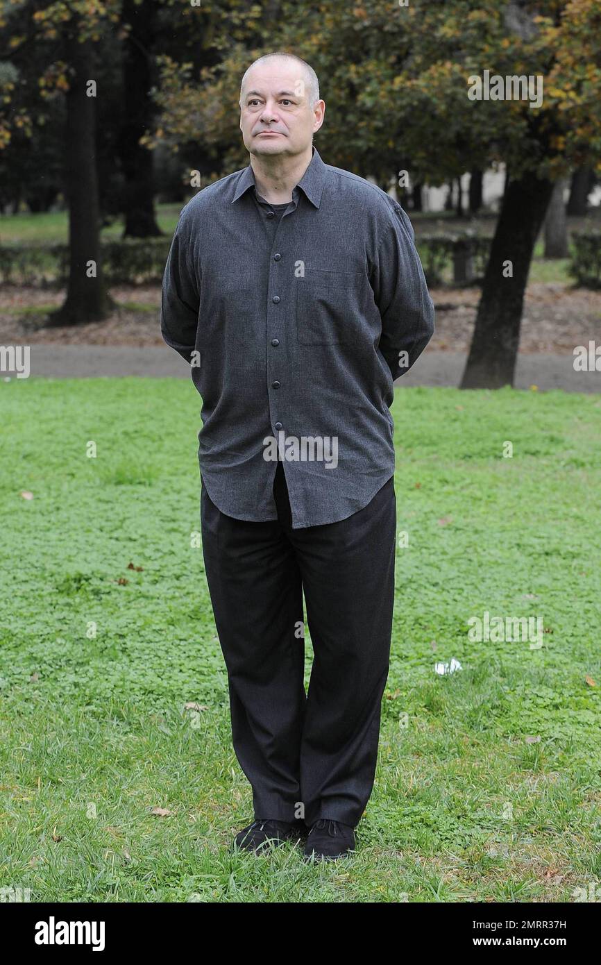 Director Jean Pierre Jeunet poses for photos during the photocall for the  French movie "L'esplosivo piano di Bazil." Rome, Italy. 12/9/10 Stock Photo  - Alamy