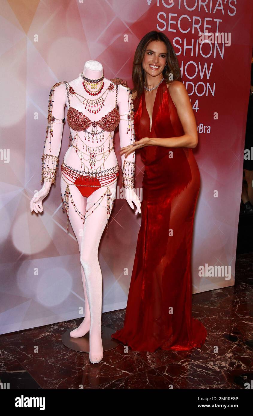 Victorias secret necklace hires stock photography and images Alamy