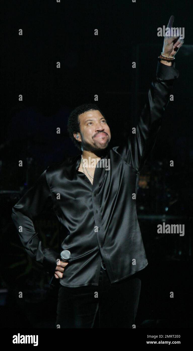 Singer Lionel Richie performs in concert at the Kodak Theatre in Los ...
