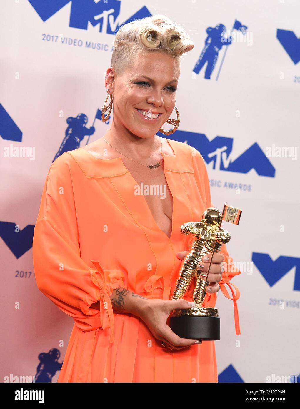 Pink poses in the press room with the MTV Michael Jackson Video