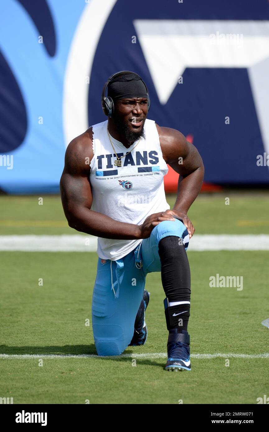 Tennessee Titans outside linebacker Brian Orakpo warms up before an NFL  football preseason game against the Chicago Bears Sunday, Aug. 27, 2017, in  Nashville, Tenn. (AP Photo/Mark Zaleski Stock Photo - Alamy