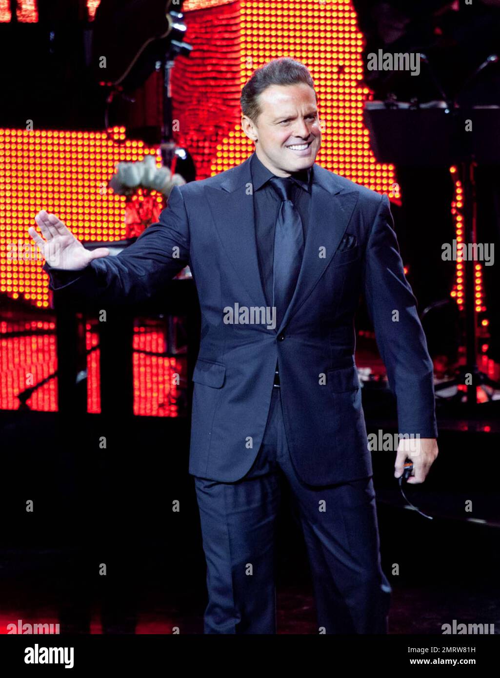 1,025 Luis Miguel In Concert Stock Photos, High-Res Pictures, and