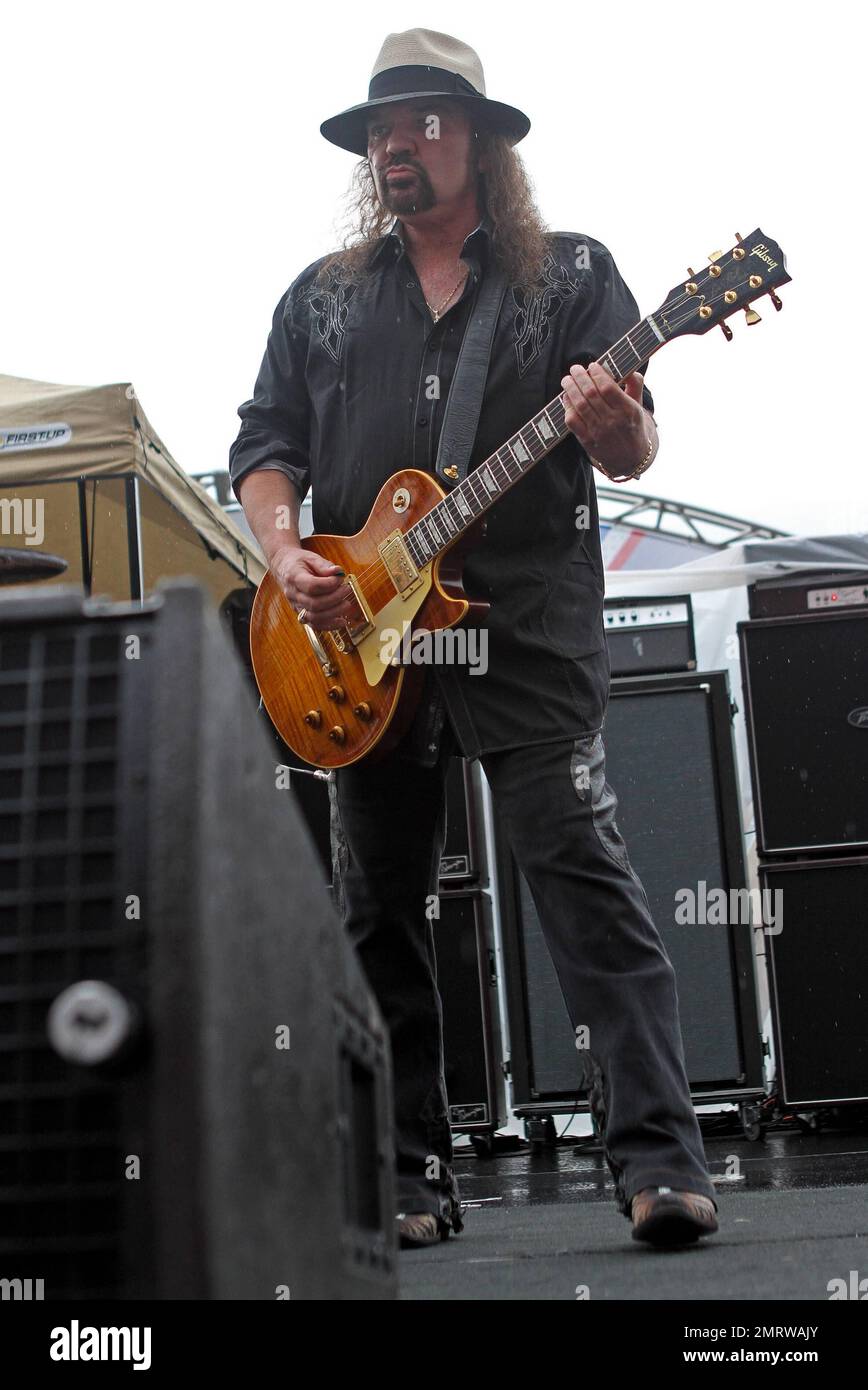 Gary Rossington of Lynyrd Skynyrd performs in concert prior to the start of the NASCAR AdvoCare 500 at Atlanta Motor Speedway in Hampton, GA. 4th September 2011. Stock Photo