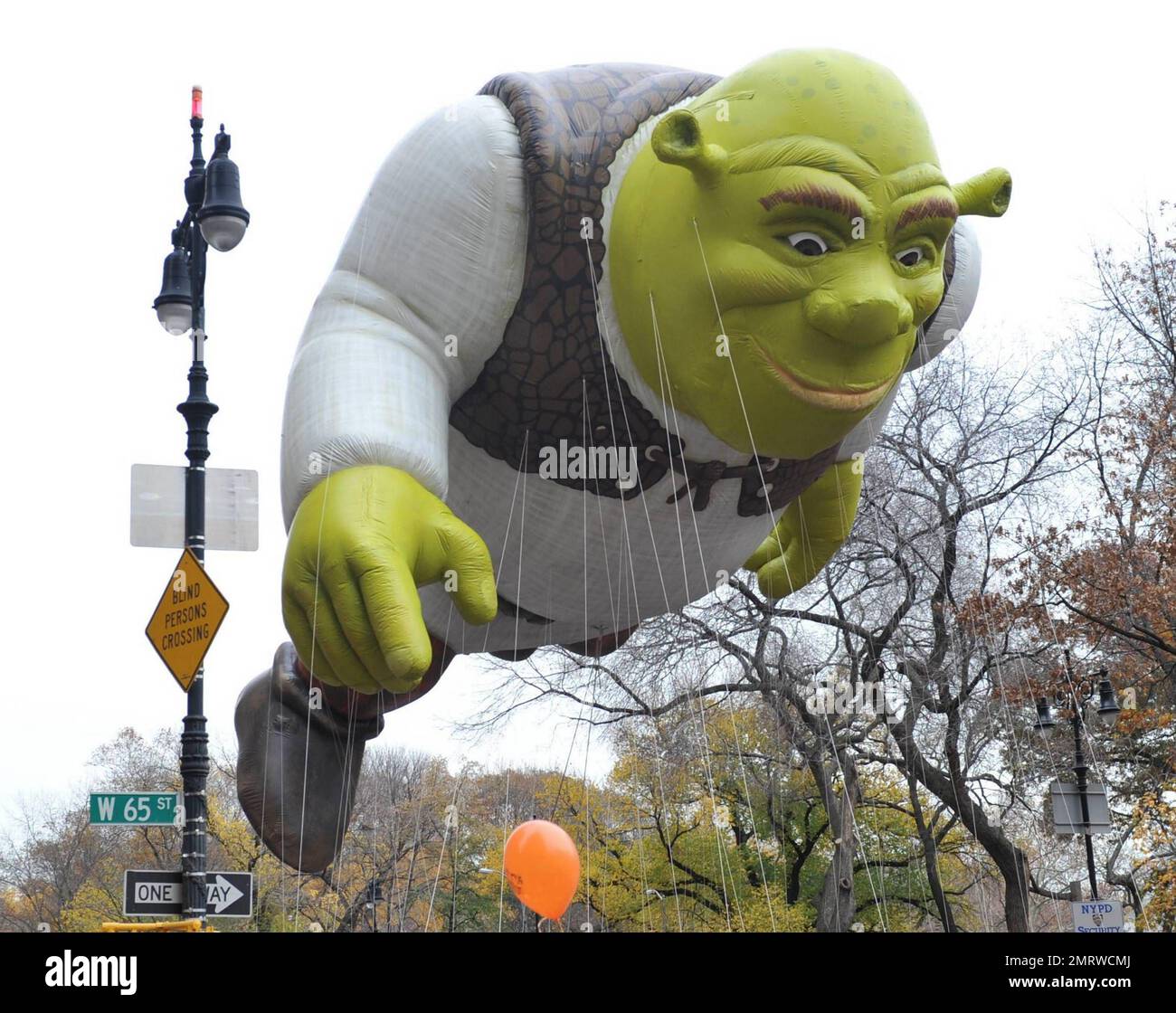 Shrek balloon 84th macys thanksgiving hi-res stock photography and images -  Alamy