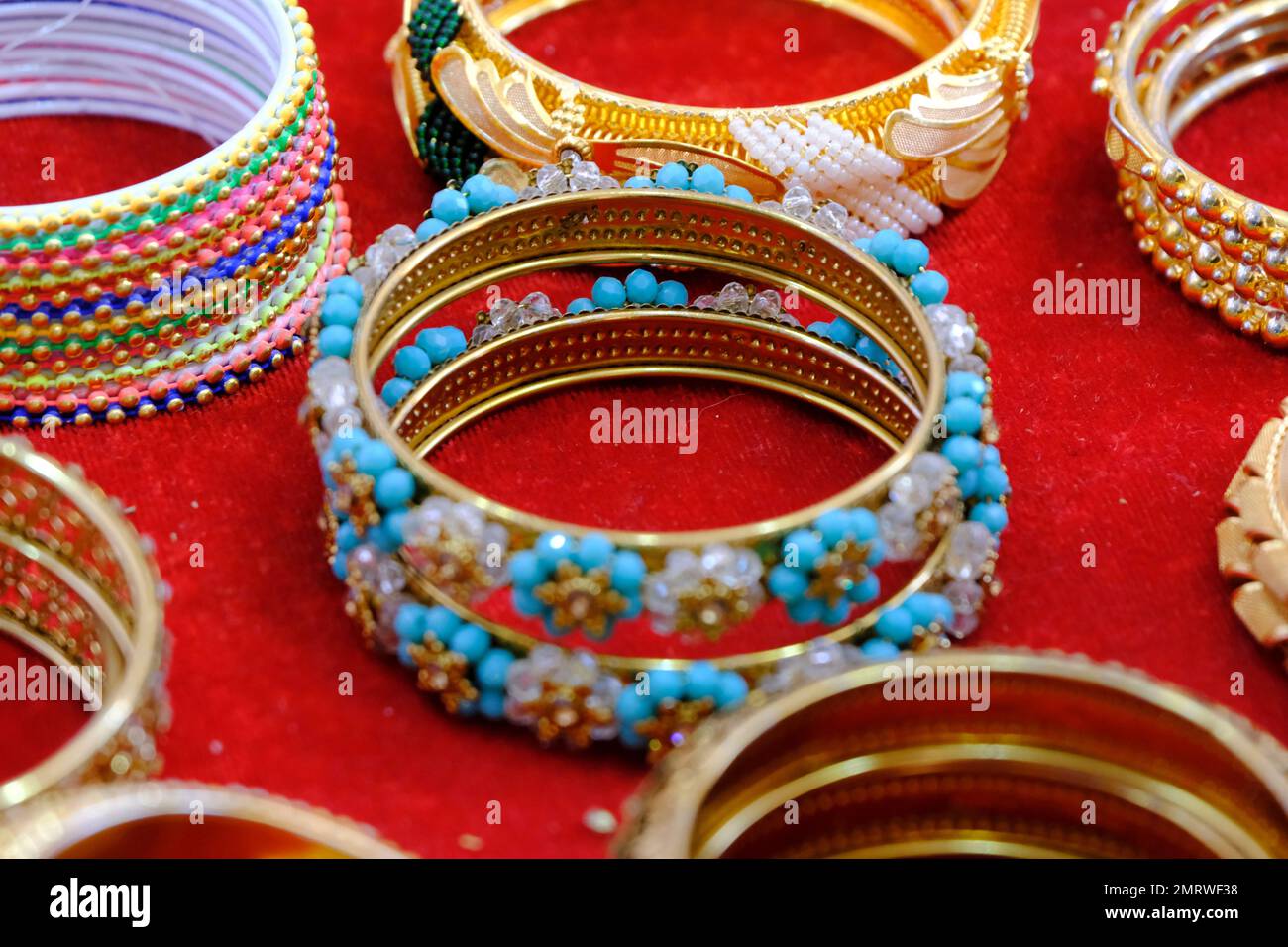 Local Bangles Girls in ethnic wear shopping hi-res stock photography and images - Alamy