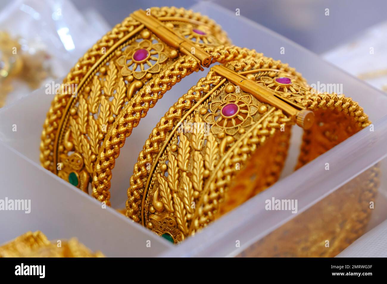 Local Bangles Girls in ethnic wear shopping hi-res stock photography and images - Alamy