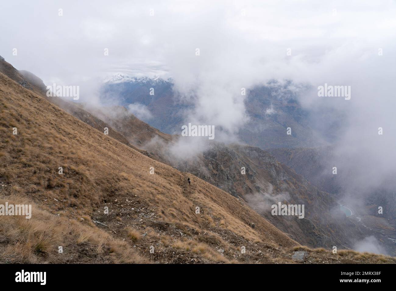 Fog covered valley hi-res stock photography and images - Alamy