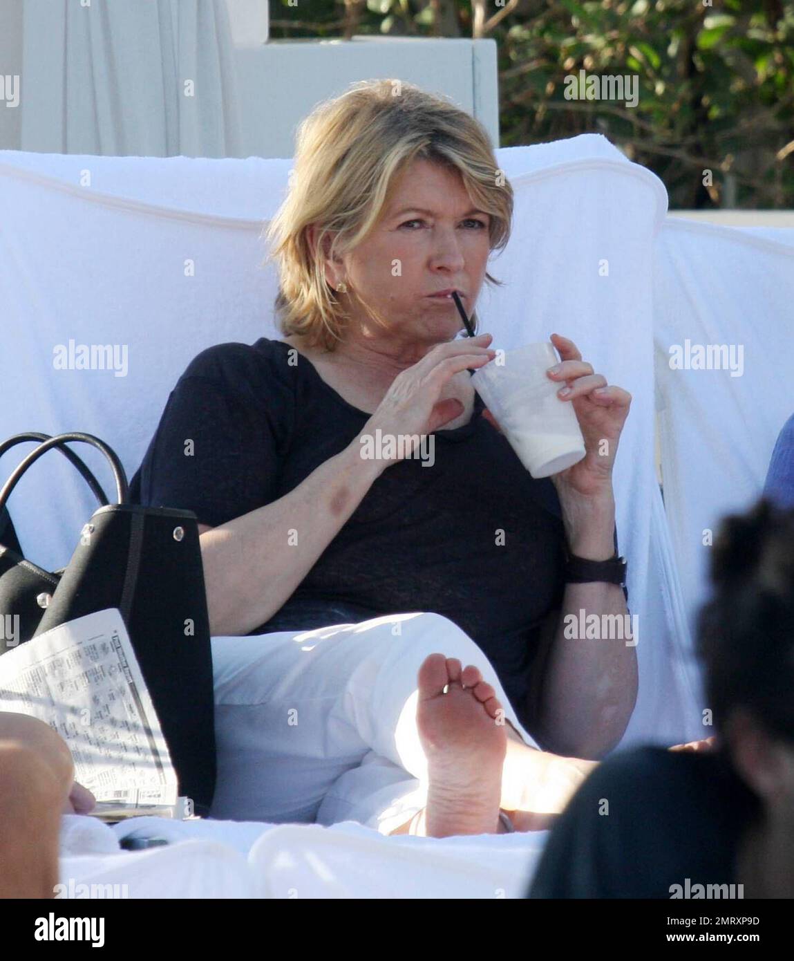 Martha Stewart chows down with friends on Miami Beach during the opening  weekend for the new Fontainebleau Hotel. Miami Beach, FL. 11/15/08 Stock  Photo