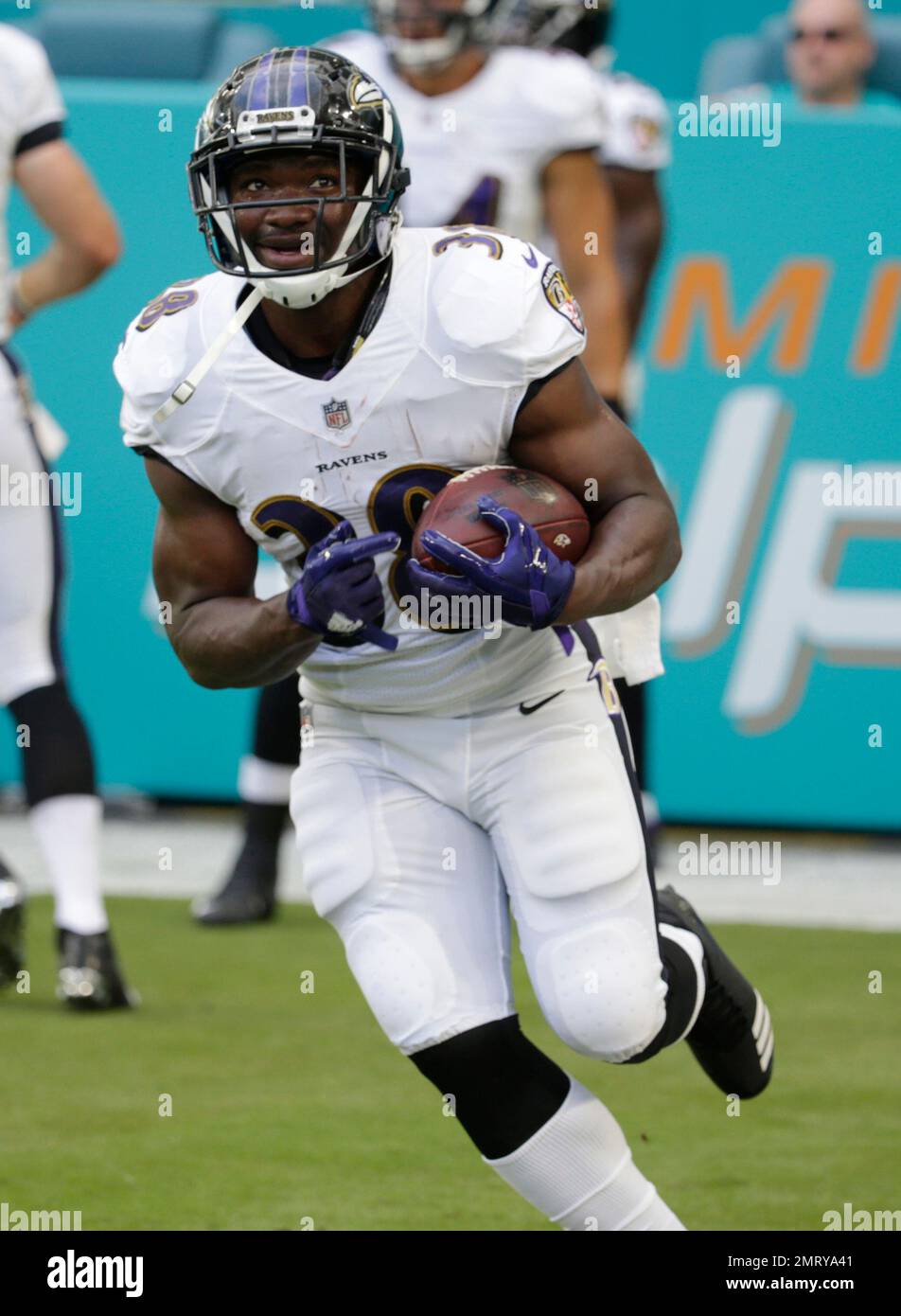 DETROIT, MI - SEPTEMBER 26: Baltimore Ravens wide receiver Marquise Brown  (5) cannot hold on to a pass in the end zone while Detroit Lions running  back Bobby Price (27) defends during