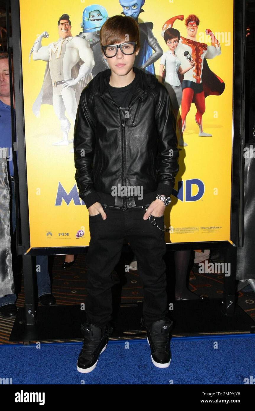 Pop star Justin Bieber wears nerd glasses on the blue carpet at the