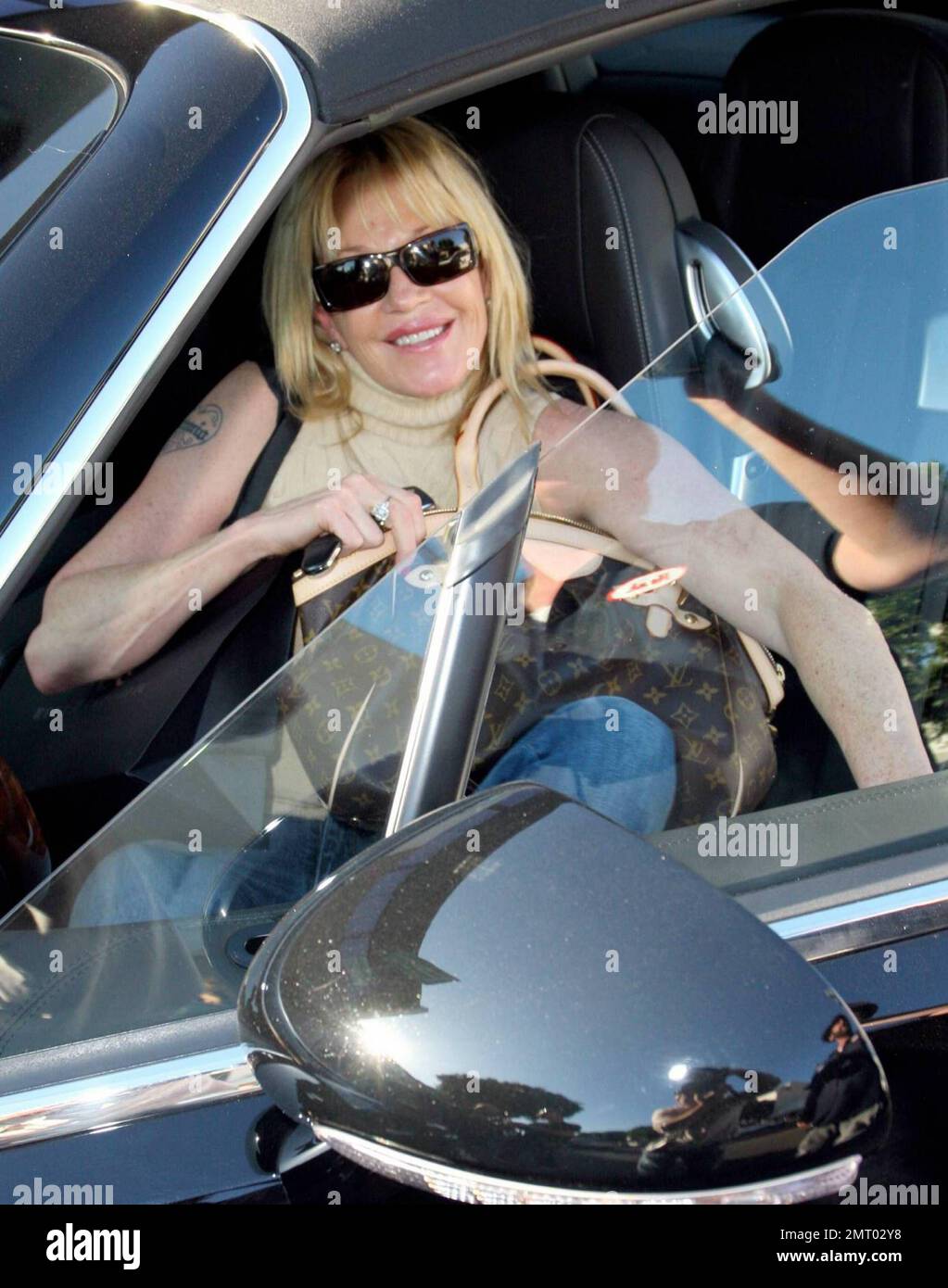 melanie-griffith-looks-as-gorgeous-as-ever-in-a-casual-outfit-while
