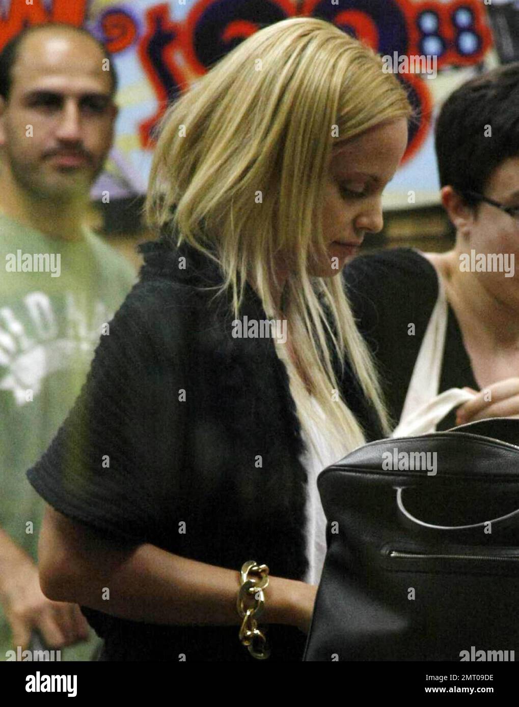 EXCLUSIVE!! Recently married Mena Suvari pays for her groceries at a