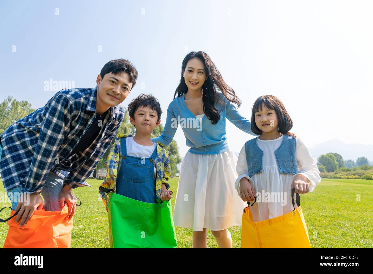 Chinese family four children hi-res stock photography and images - Alamy
