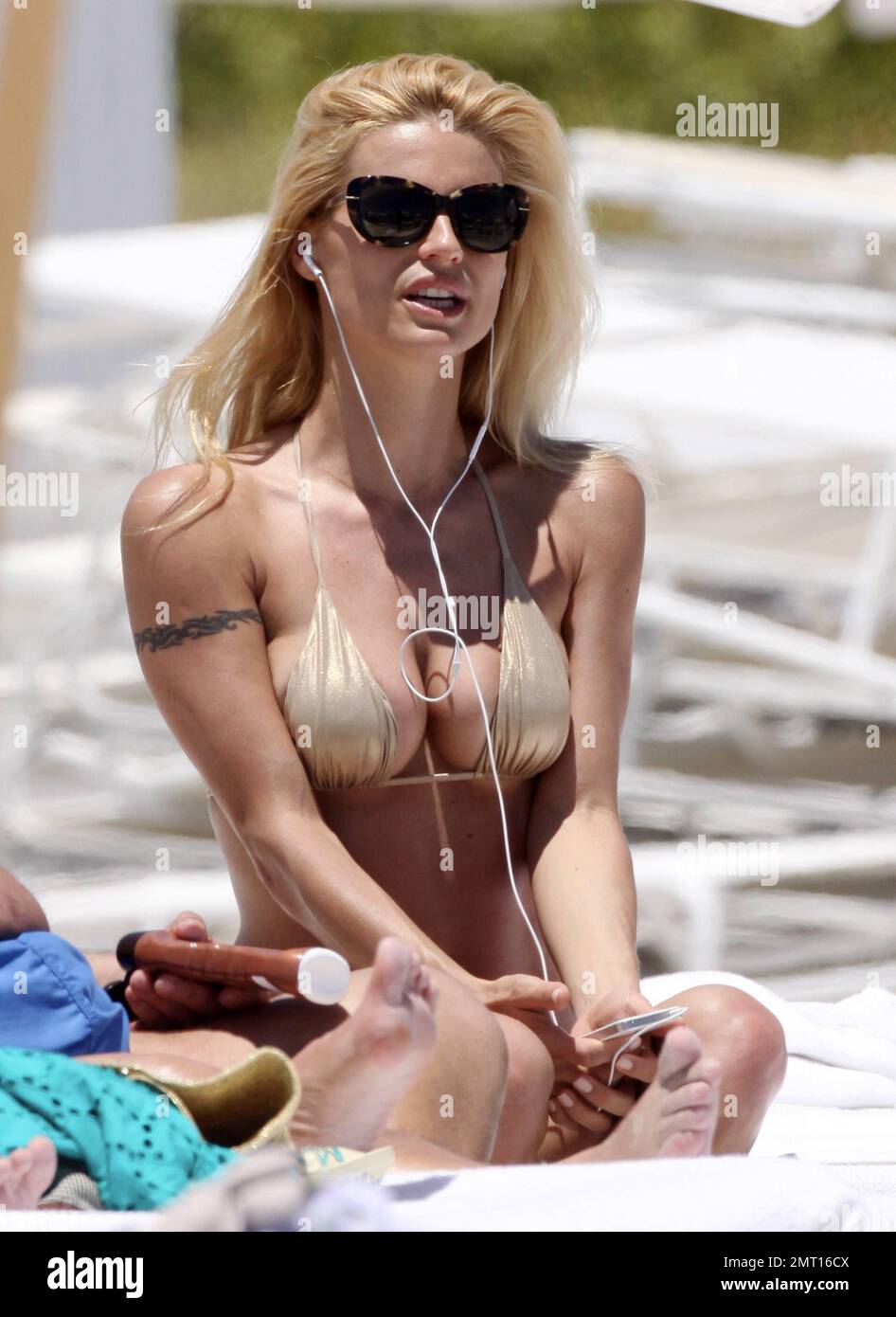 Michelle Hunziker spends the day at the beach with her daughter Aurora  Sophie and bodyguard Federico. The 35 year old Swiss TV hostess, actress,  model and singer showed off her amazing figure