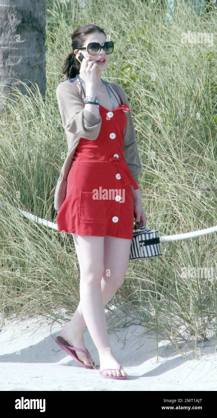 michelle trachtenberg red dress Michelle Trachtenberg wears a stylish outfit and accessories to the beach  in Miami, Fl. 12/30/06 Stock Photo