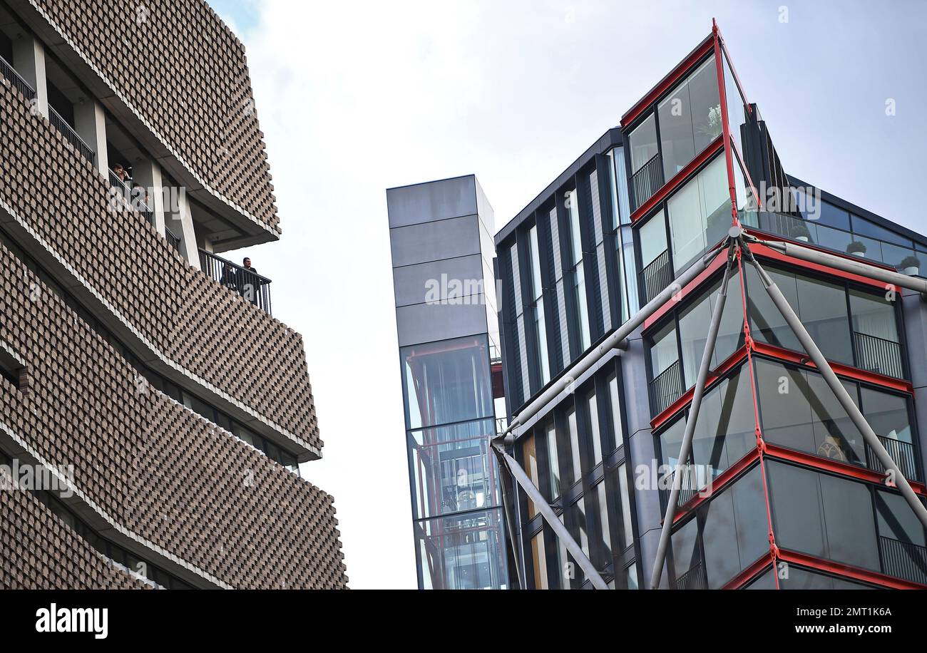 File photo dated 12/02/2019 of the owners living in the residential flats (right) which are over looked by the Tate Modern (left) who are due to find out whether they have won their Supreme Court privacy bid. The owners of four flats in the Neo Bankside development on the capital's South Bank took legal action against the gallery's board of trustees in a bid to stop 'hundreds of thousands of visitors' looking into their homes from the Tate's viewing platform. Issue date: Wednesday March 1, 2023. Stock Photo