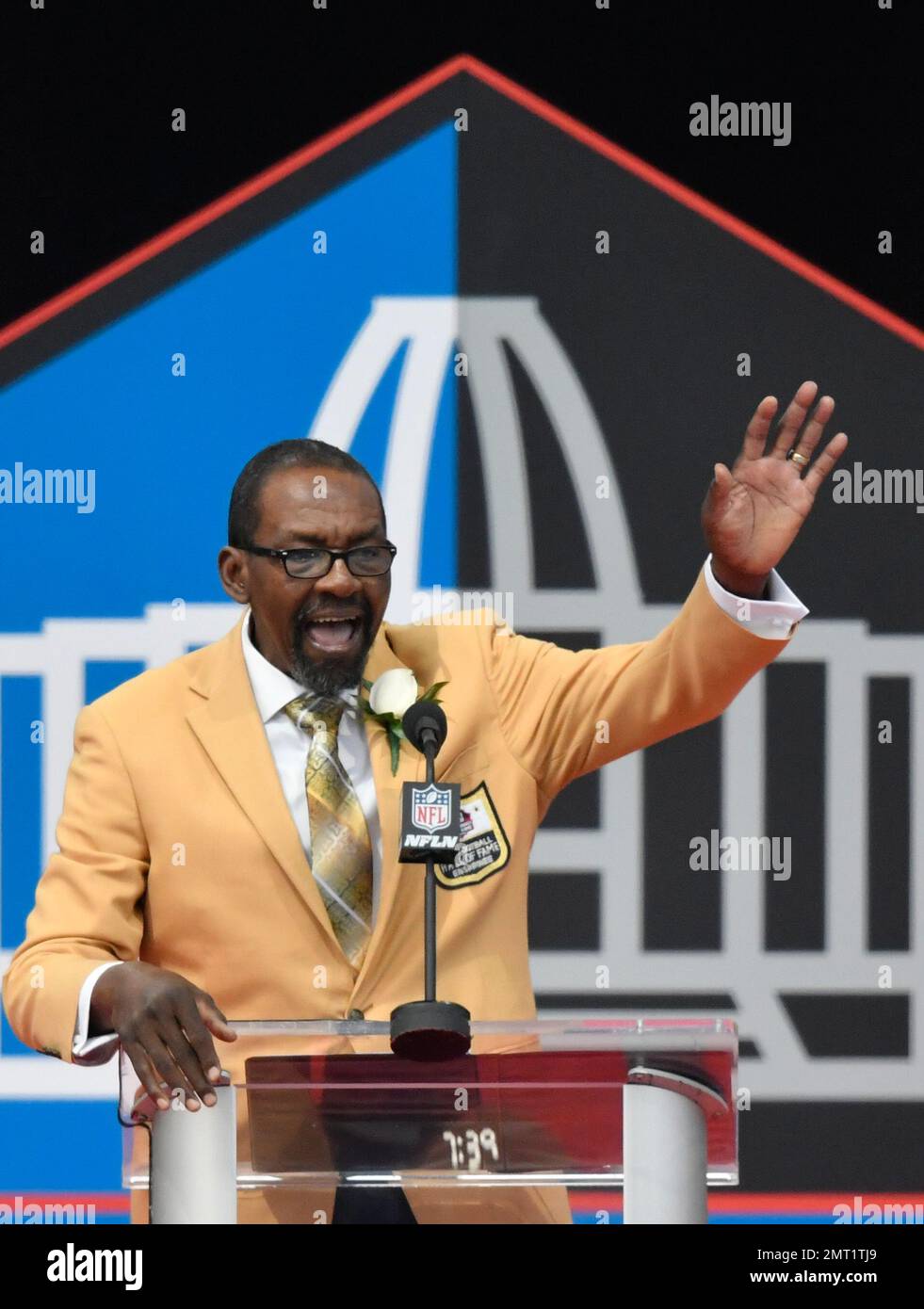Former NFL safety Kenny Easley delivers his speech during an induction