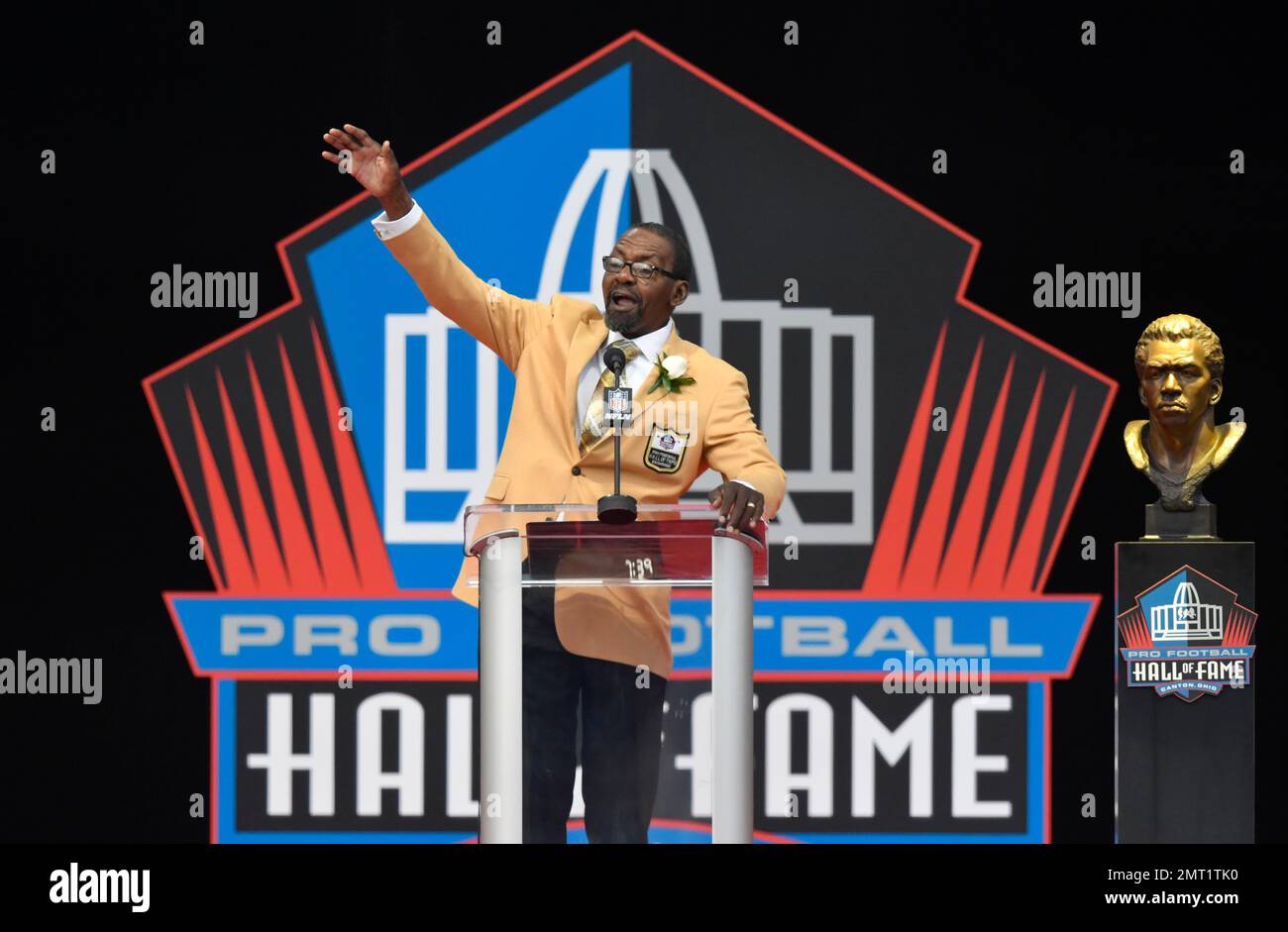 Former NFL safety Kenny Easley delivers his speech during an induction