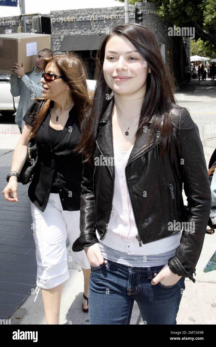 'ICarly' star Miranda Cosgrove leaves the Ivy and strolls on Robertson Blvd after lunch in West Hollywood, CA. 6/15/09. Stock Photo