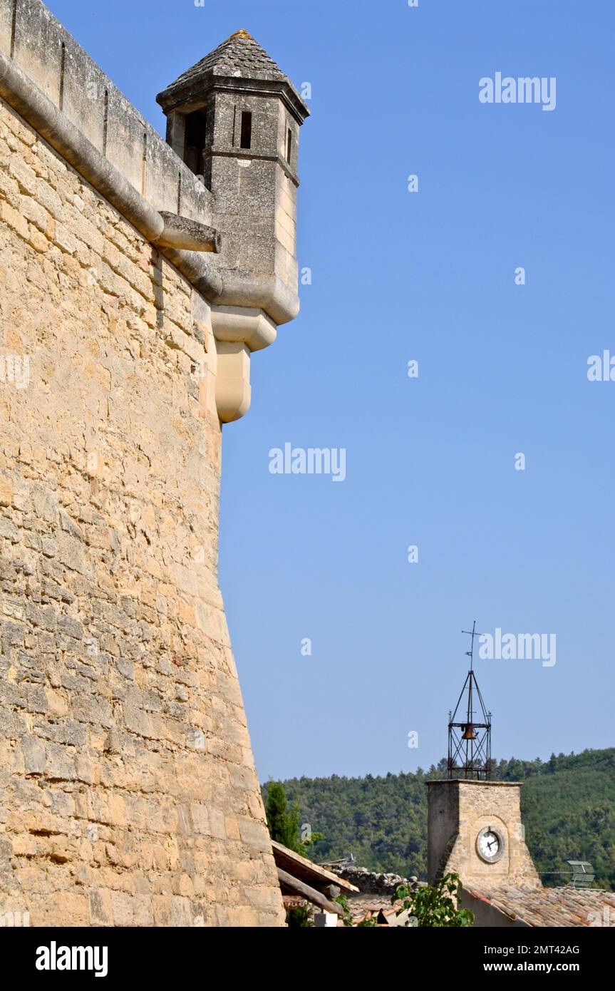 France. Provence. Vaucluse (84) Luberon Regional Natural Park. Property of the Sabran family, for more than 1000 years, the castle of Ansouis overlook Stock Photo