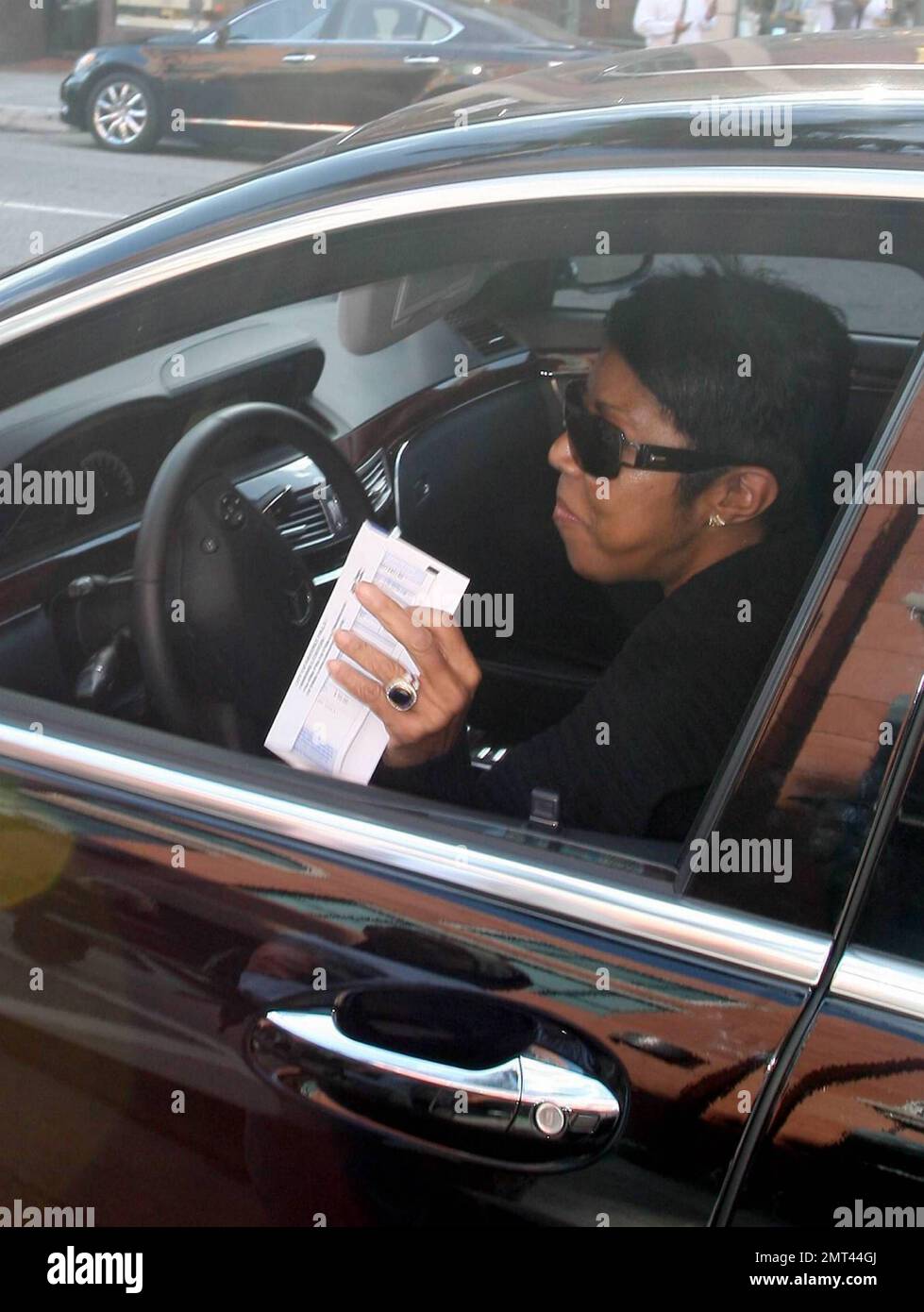 Legendary singer Natalie Cole leaves a jewelry store on Bedford Drive only  to find that she's received a parking ticket. Beverly Hills, CA. 11/12/09  Stock Photo - Alamy