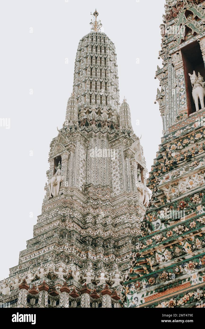 the-intricate-details-of-wat-arun-bangkok-s-famous-temple-of-dawn
