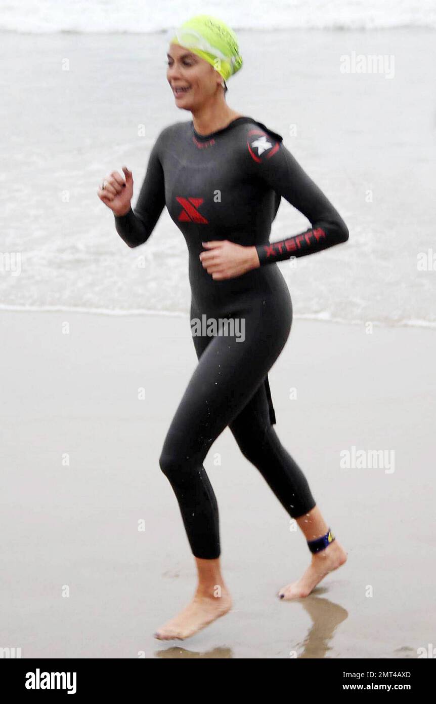 Teri Hatcher wears her wetsuit as she participates in the 24th Nautica Malibu Triathlon held at Zuma Beach. Los Angeles, CA. 09/12/10 Stock Photo - Alamy