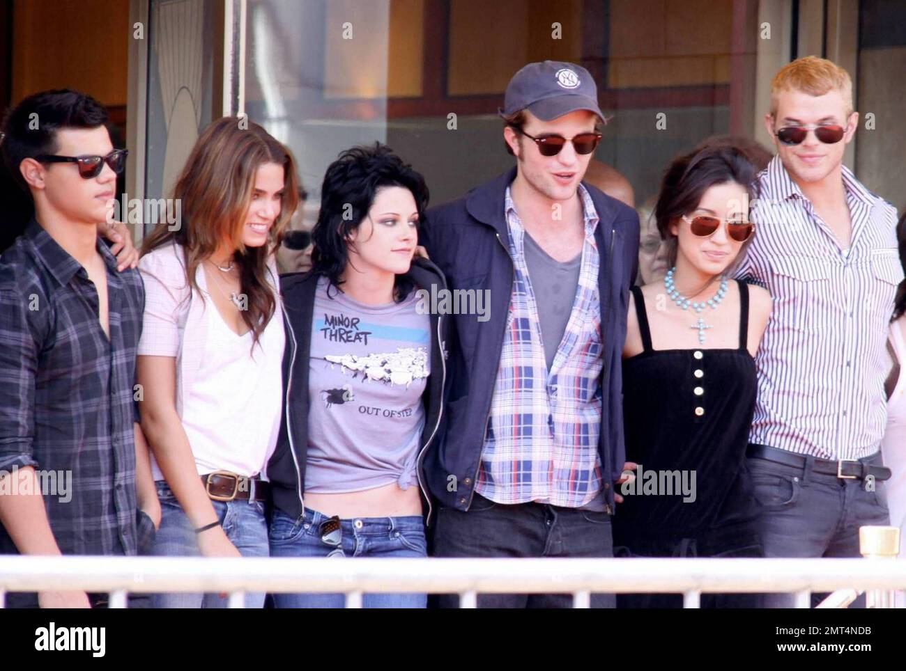 Robert pattinson and nikki reed hi-res stock photography and images - Alamy, image size:1300x964