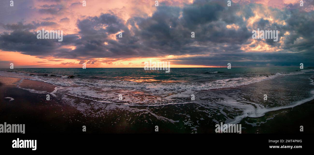 Dramatic sunrise stratocumulus clouds hi-res stock photography and ...