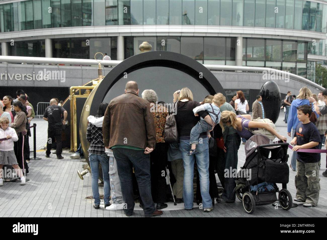 Hello, New York? London calling! A giant "electronic telescope" that