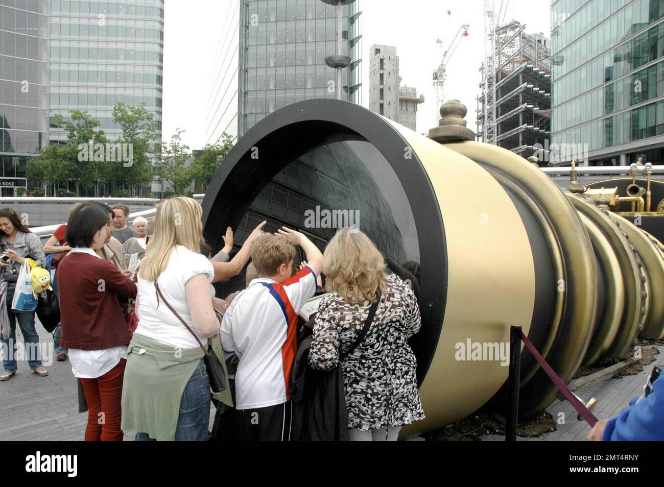 Hello, New York? London calling! A giant "electronic telescope" that