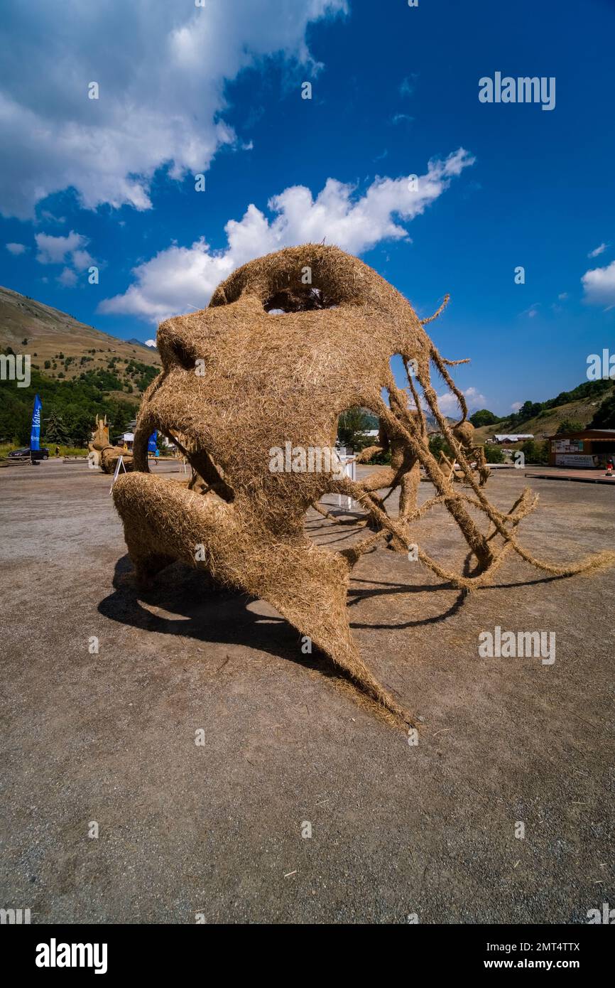 Artistic Sculptures Made From Straw To Welcome The Professionel 