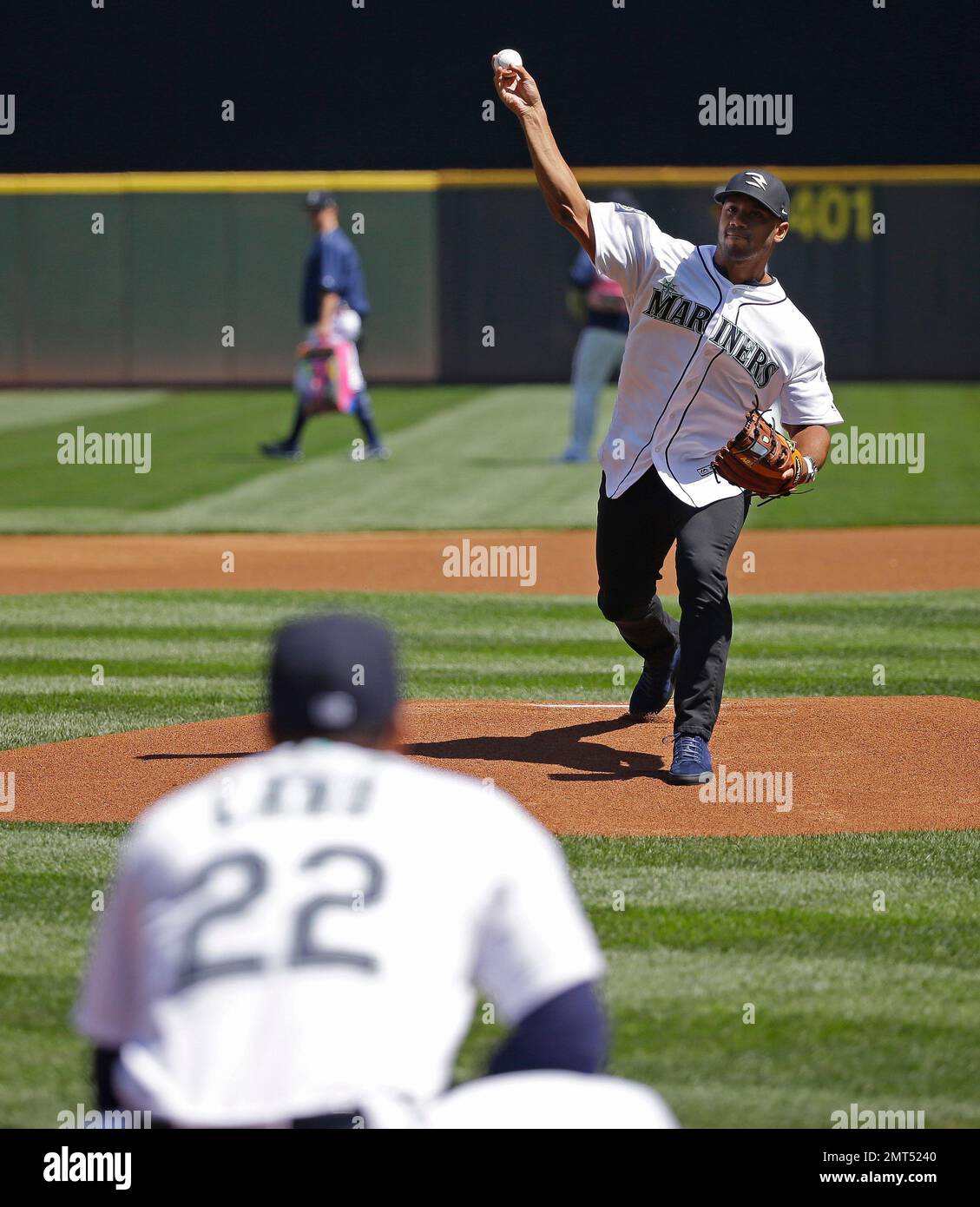Seahawks QB Russell Wilson throws out the first pitch 