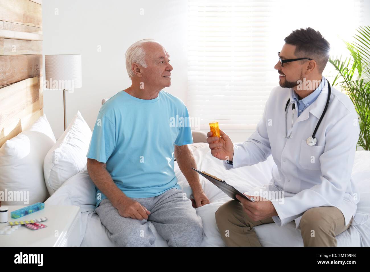 Doctor giving patient note hi-res stock photography and images - Alamy