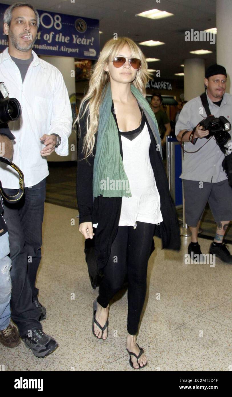 Nicole Richie and beau Joel Madden arrive with daughter Harlow at Miami ...