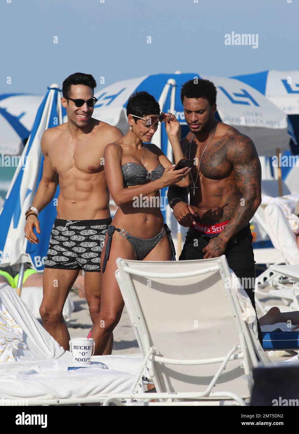 Nicole Murphy And David Mcintosh With Friends Relaxing At The Beach Miami Beach Fl March 1st 3461