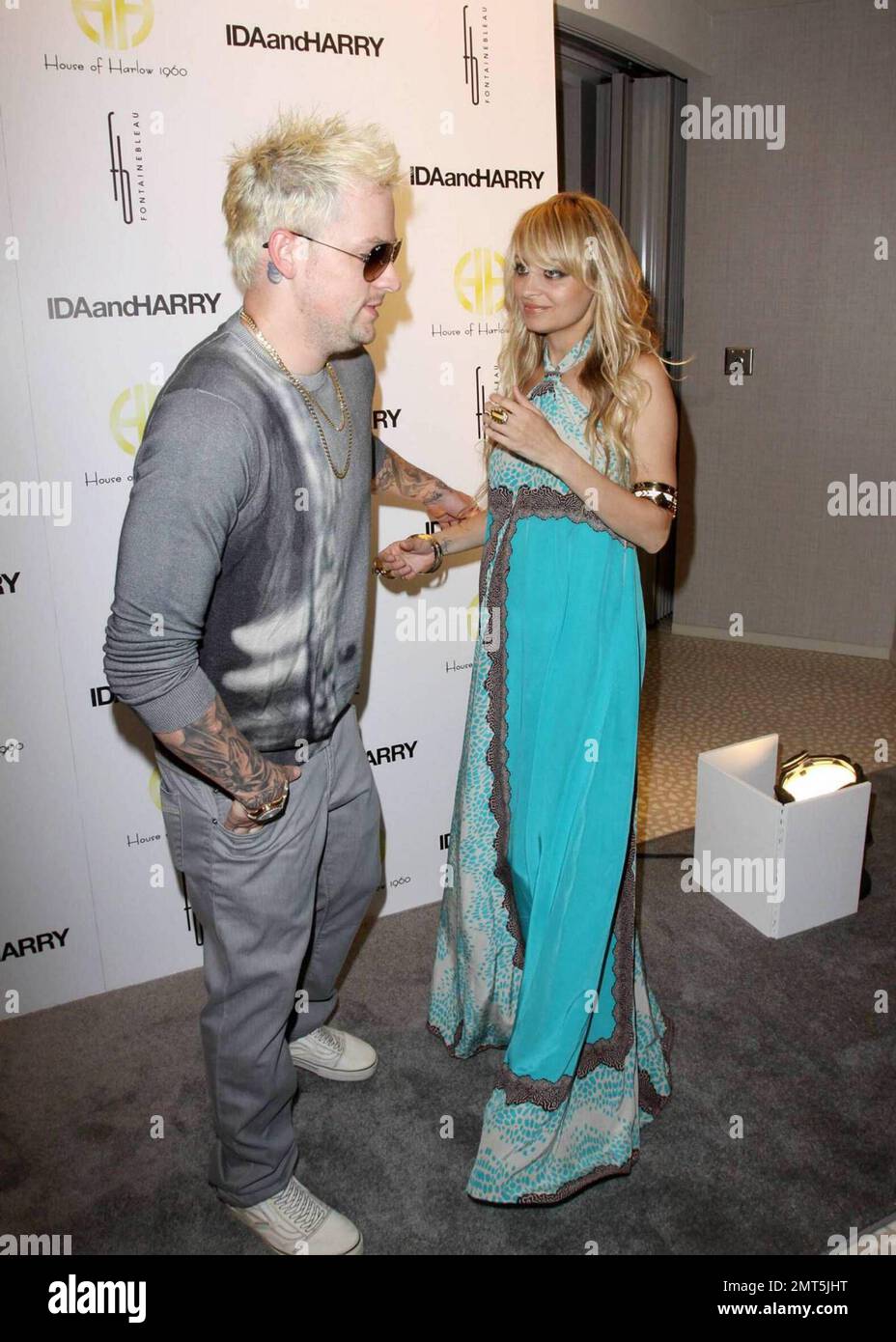 A glowing Nicole Richie with her pregnancy bump showing, hosts the