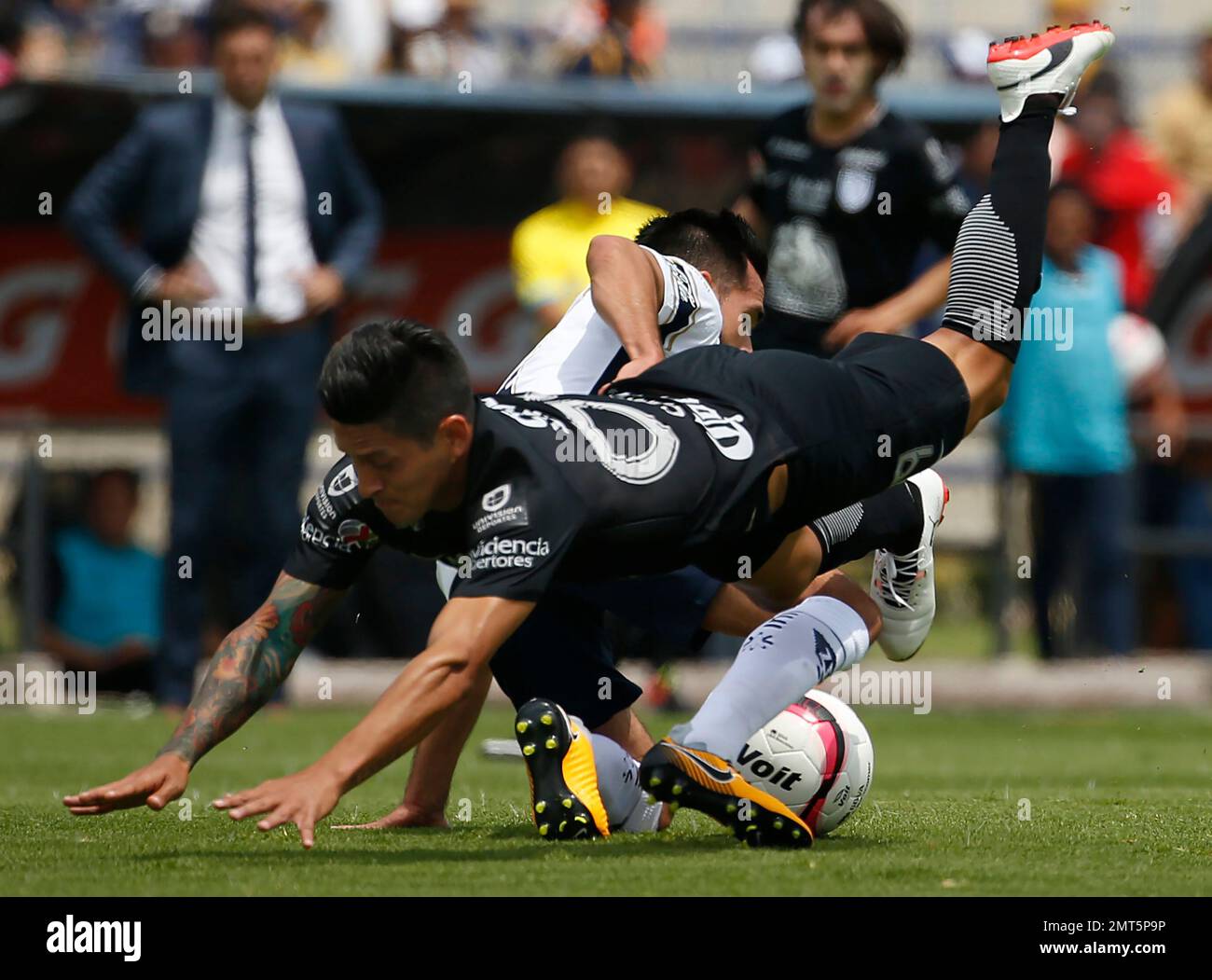 Pumas' Luis Fernando Quintana, right, fights for the ball with Pachuca's  German Ezequel Cano, left, during a Mexico soccer league match in Mexico  City, Sunday, July, 23, 2017. Pumas won the match