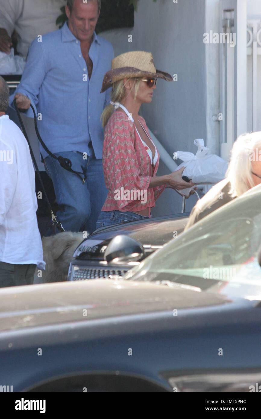 Nicolette Sheridan and Michael Bolton lunch at Taverna Tony's in Malibu