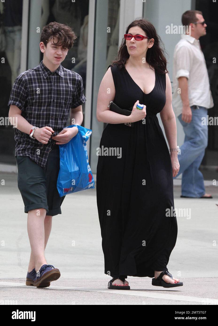 EXCLUSIVE!! Popular British Cook Nigella Lawson is spotted out shopping on  Lincoln Road with her son Bruno during a recent holiday in Miami Beach.  Miami, FL. 04/10/2010 Stock Photo - Alamy, image size:928x1390