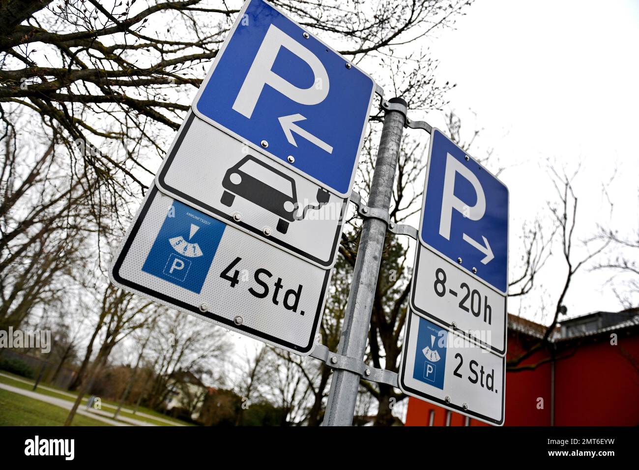 Garching, Deutschland. 30th Jan, 2023. Parking signs for cars indicate the permitted parking