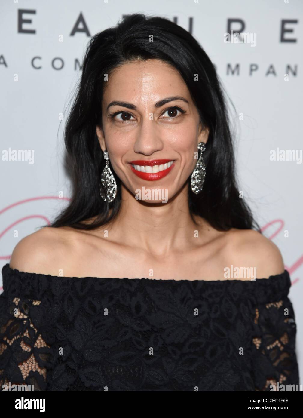 huma-abedin-attends-the-premiere-of-focus-features-the-beguiled-at