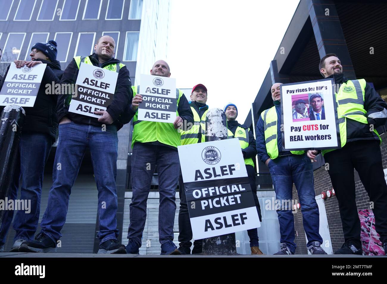 Members of the Aslef union on the picket line outside London Euston rail station as rail workers take strike action in a dispute over pay. Picture date: Wednesday February 1, 2023. Stock Photo