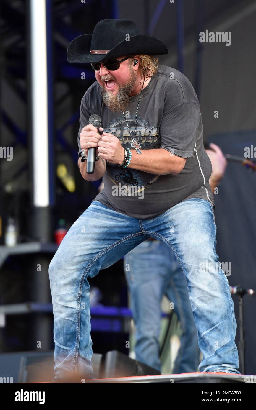 Colt Ford performs at Naperville's Ribfest at Knoch Park on Friday ...